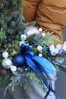 Dark Blue Eveline, realistyczna choinka świąteczna z przybraniem