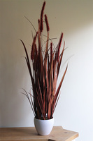 Reddania sztuczna trawa kwitnąca w donicy