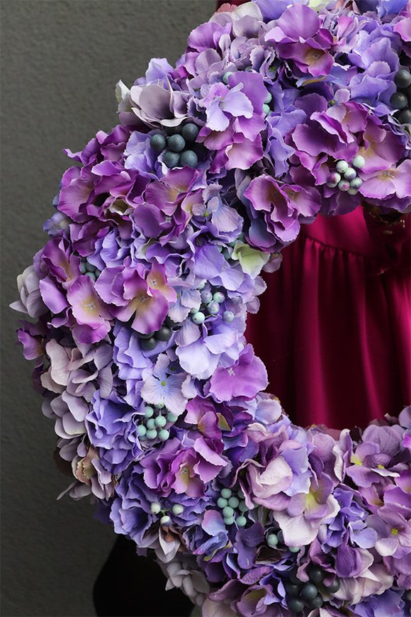 Hortensja Beti Fiolet, wianek z borówkami