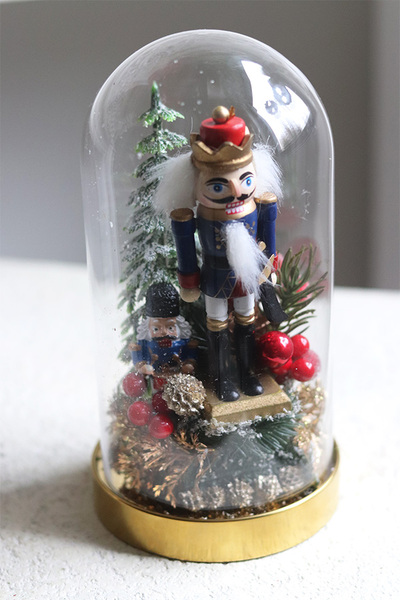 Dziadek do Orzechów Gold 2, stroik pod szklaną kopułą