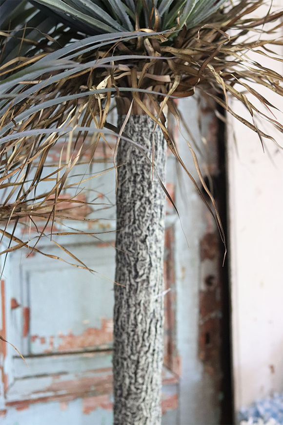 Jukka Rostrata A, sztuczna roślina w donicy na stojaku