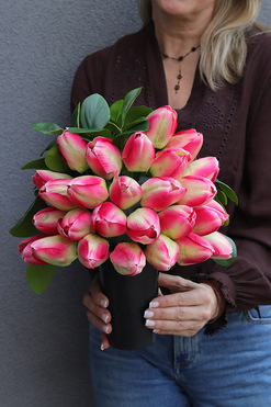 Tulippo New Design Truskawka, nowoczesny bukiet nagrobny we wkładzie, dł.30cm