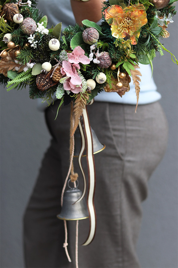 Corso Italia, zimowy wianek z dzwonkami