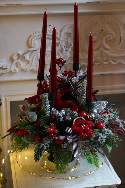 Adventi, adwentowy stroik ze świecami na świeczniku
