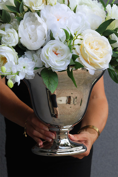 Cesarska, stylowa kompozycja kwiatowa w srebrnym pucharze, wym.45x50cm