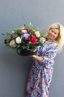 Rainbow Roses, kompozycja kwiatowa w naczyniu