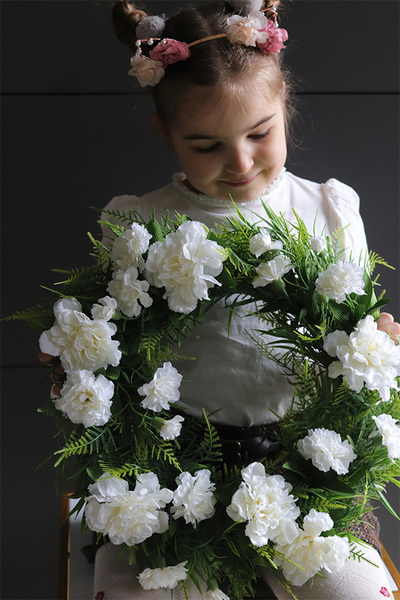 Białe Goździki, wianek białych kwiatów