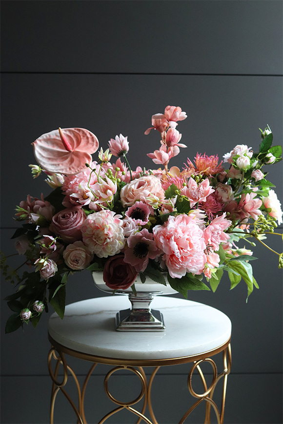 Anturium Lovita, różowa kompozycja kwiatowa w pucharze