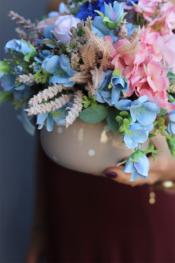 Reffia 2, kompozycja kwiatowa w naczyniu w groszki