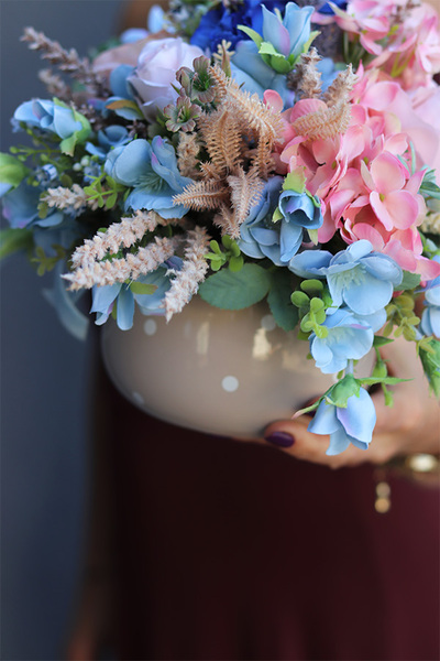 Reffia 2, kompozycja kwiatowa w naczyniu w groszki