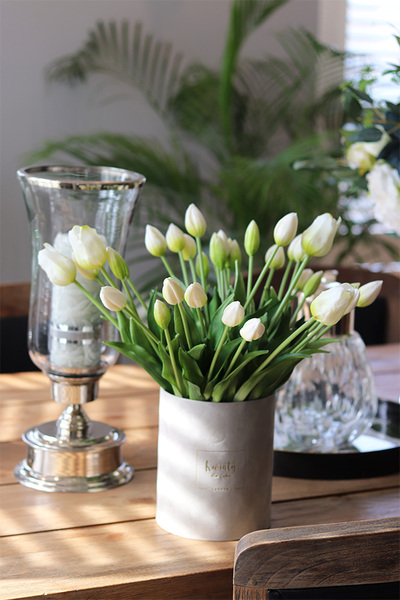 White Tulips, flowerbox z gumowymi tulipanami