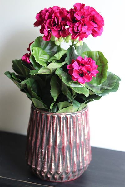 Pelargonie Bosco Pink, kompozycja kwiatowa w wazonie