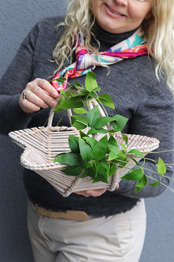 Barnabia Barwinek, dekorowany koszyczek wielkanocny, wys.22cm