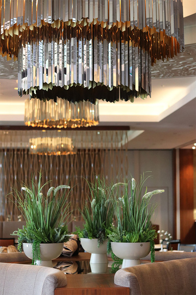 Verde Hotels, kompozycja z trawami kwitnącymi w beżowym pucharze