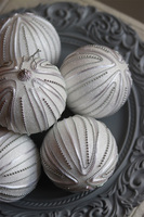 Broccatia White, świąteczne bombki