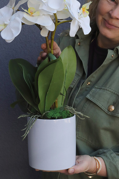 Luise Figaro White, sztuczny storczyk w prostej donicy