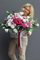 Kellla Laos 2, kompozycja nagrobna w srebrnej łódce