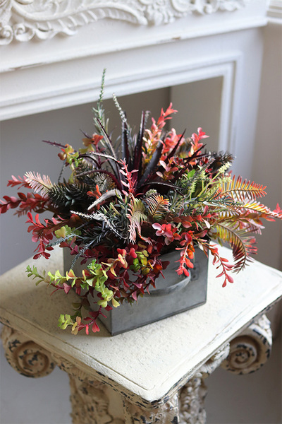 Veroni, kompozycja kwiatowa w metalowej szufladzie