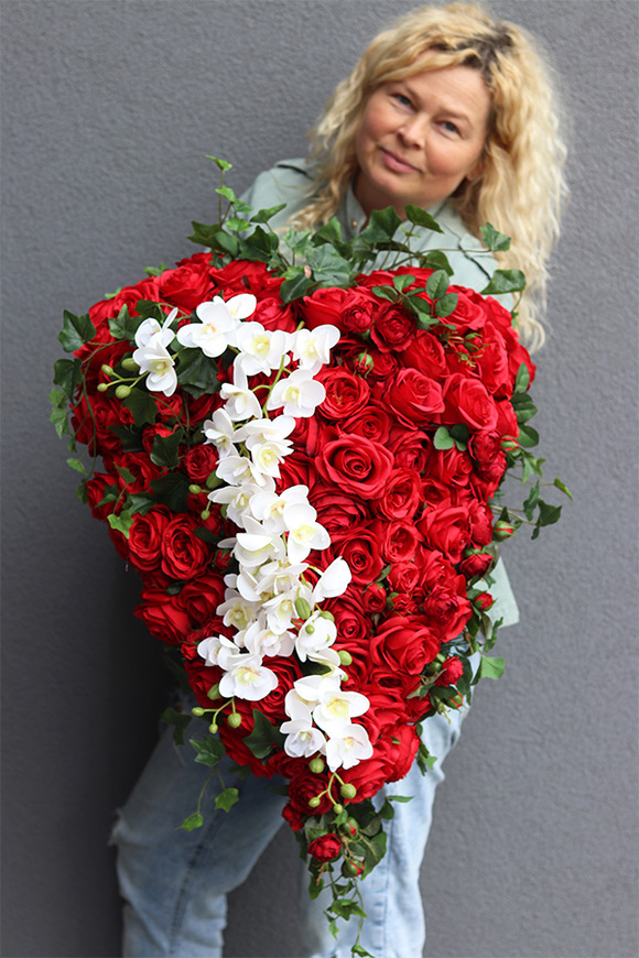 Serce Redulia, bogata wiązanka nagrobna z róż