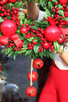 Isabella Red, świąteczny wianek z bombkami