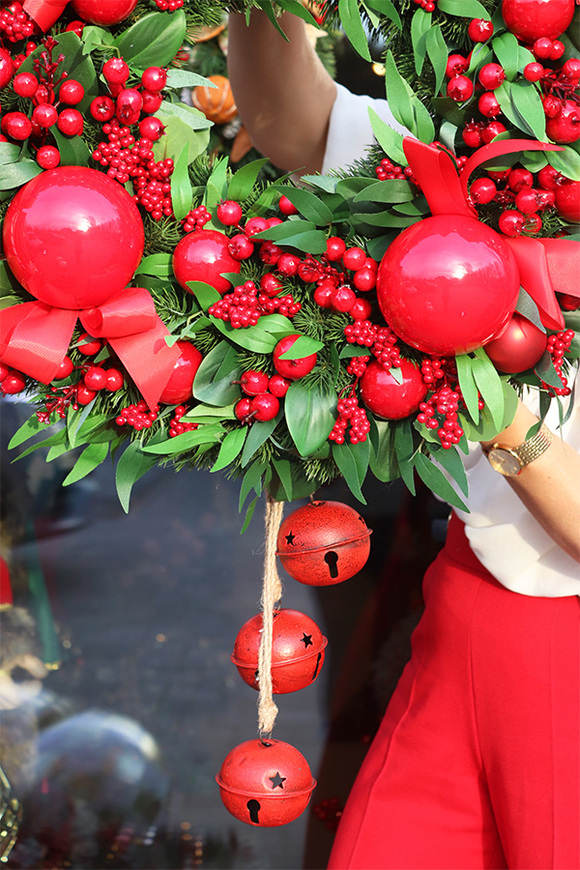 Isabella Red, świąteczny wianek z bombkami