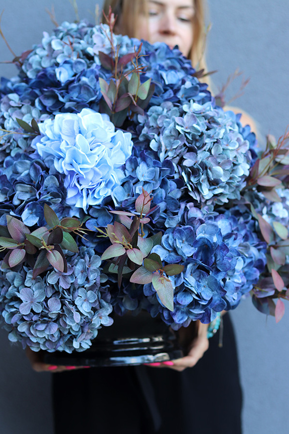 Blue Hortense, kompozycja nagrobna w misie, wym.52x60cm