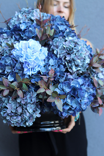 Blue Hortense, kompozycja nagrobna w misie, wym.52x60cm