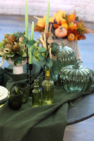 Green November Jazz, kompozycja kwiatowa w białym pucharze