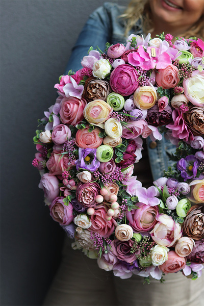 Perrasa Neriala, piękny kwiatowy wianek na drzwi