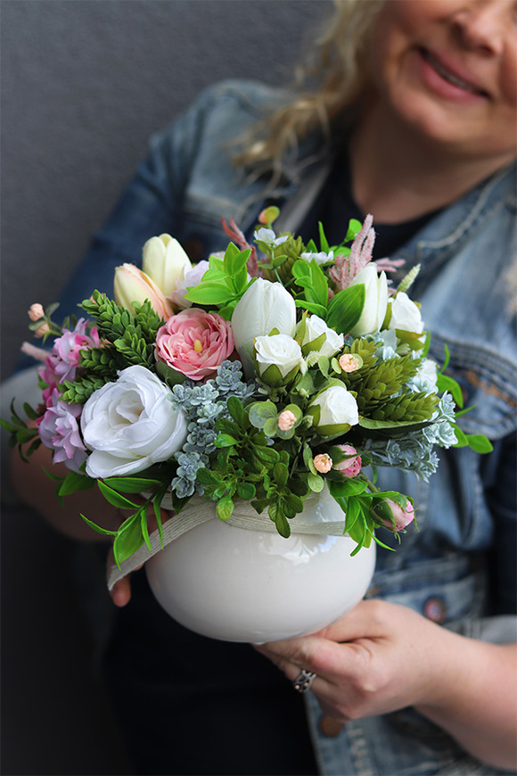 Deluni Ferana, kompozycja kwiatowa z kokardką