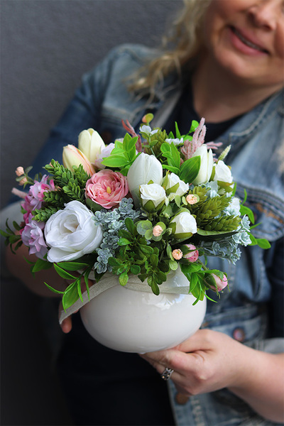 Deluni Ferana, kompozycja kwiatowa z kokardką