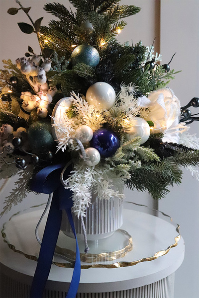 Granatowa Landia, realistyczna choinka świąteczna z przybraniem