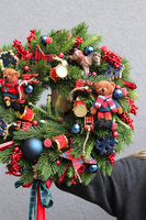 Święta u Misiów, świąteczny wianek na drzwi	