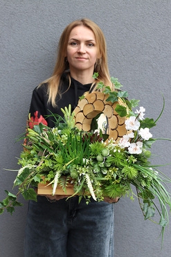 OD RĘKI Wspomnienia Lasu, stroik nagrobny w drewnianej skrzynce, wym.45x60x70cm