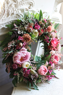 Bretania, atrakcyjny kwiatowy wianek na drzwi, śr.42cm 