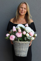 Summer Peonies, kosz z jasnymi kwiatami