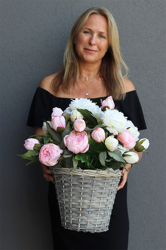 Summer Peonies, kosz z jasnymi kwiatami