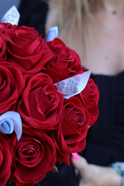 Money Roses, flowerbox okolicznościowy z kwiatów sztucznych, wys.30cm
