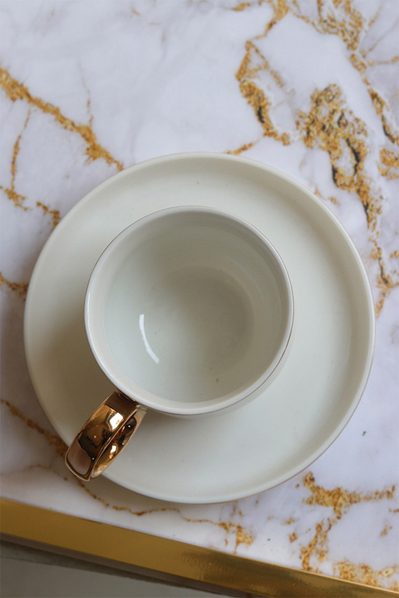 Novelty, porcelanowa filiżanka ze złotym rantem