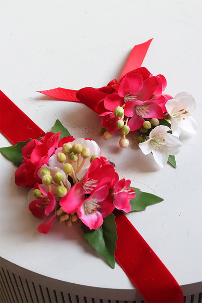 Red Ball, biżuteria kwiatowa dla dwojga