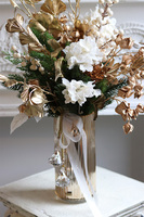 Jerusalem Gold Winter, świąteczny bukiet kwiatów w wazonie	