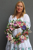 Łąka Ogrodea, różowy wianek na drzwi