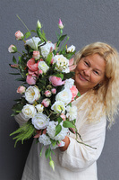 Ossolino, kompozycja kwiatowa w złotej donicy