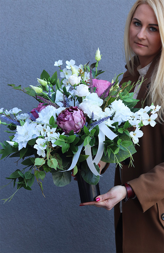 Nerasa, bukiet nagrobny z białych i fioletowych kwiatów, wys.52cm
