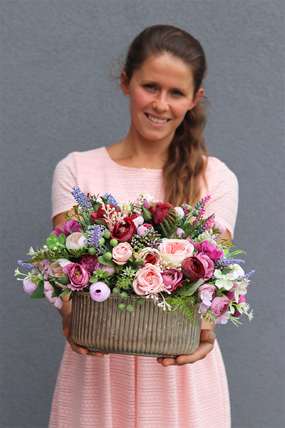 Bella Lux, kompozycja kwiatowa w złotym naczyniu