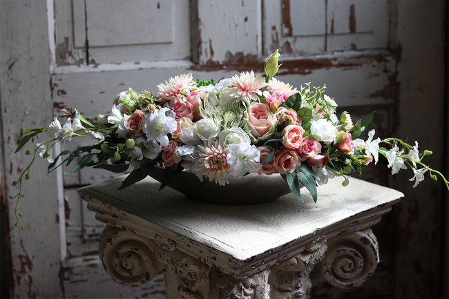 Laos Firelli, kompozycja kwiatowa w srebrnym naczyniu