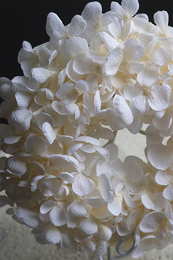 Leossi White, dekoracyjny wianek z hortensji