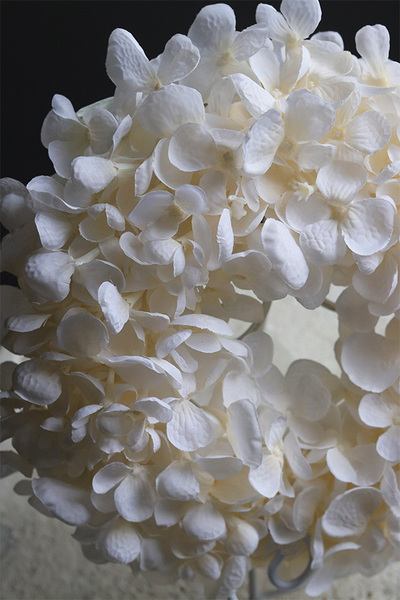 Leossi White, dekoracyjny wianek z hortensji