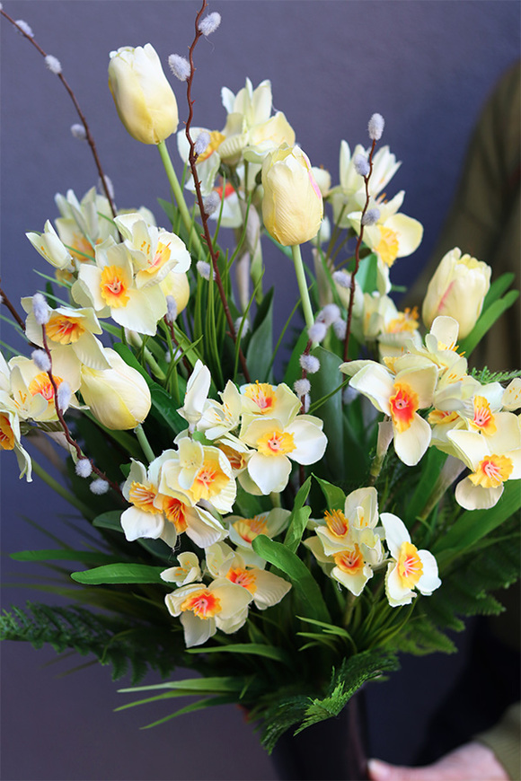 Medita Żonkile, wiosenny bukiet nagrobny we wkładzie