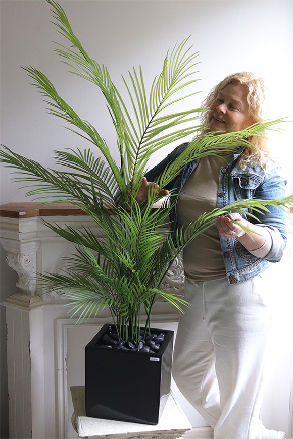 Palma Fiberglass, sztuczna roślina w czarnej donicy